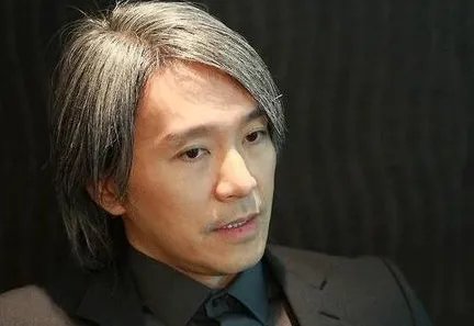 周星驰坎坷的一生，他为什么不结婚？