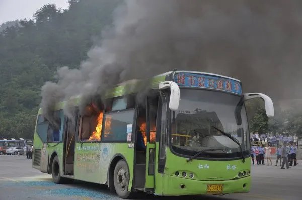 近日济南一大巴车发生爆炸，具体是什么原因造成的？