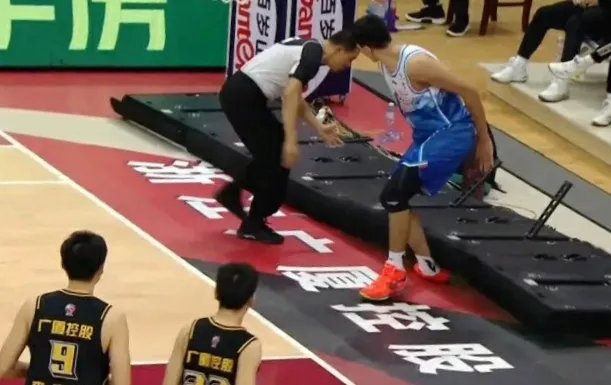 沈梓捷砸广告牌被罚款1万，你觉得他是有意的还是无意的？