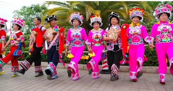 云南彝族跳舞为什么要用左脚？