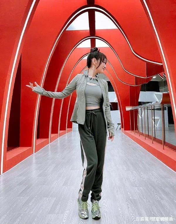 服了杨钰莹的“冻龄感”，露脐上衣搭长裤，身材比少女还少女！你怎么看？