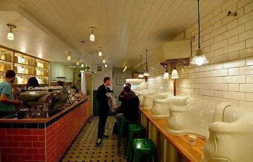 武汉青山江滩，一公厕竟被改成餐馆，这符合规定吗？