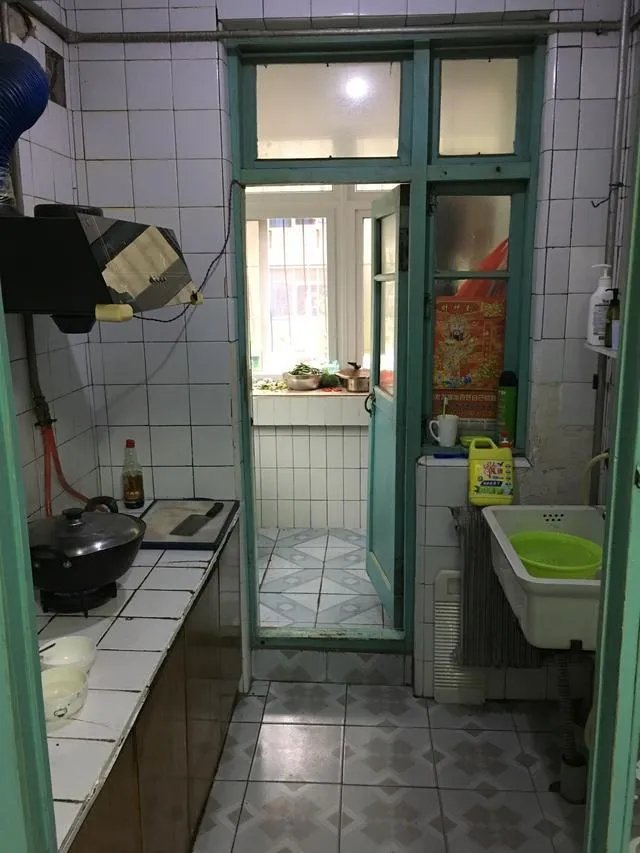 翻新68平米老旧二手房，反差太大，婆婆以为走错门