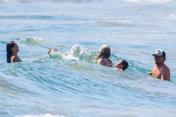 小李子携女友和家人海边度假 赤果上身大秀肥肚腩！