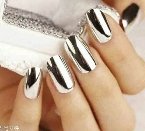 2018镜面美甲图片 闪亮金属镜面美甲样式