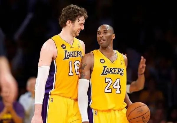 科比生涯最默契的队友，大加和小十岁的女友现在怎么样？