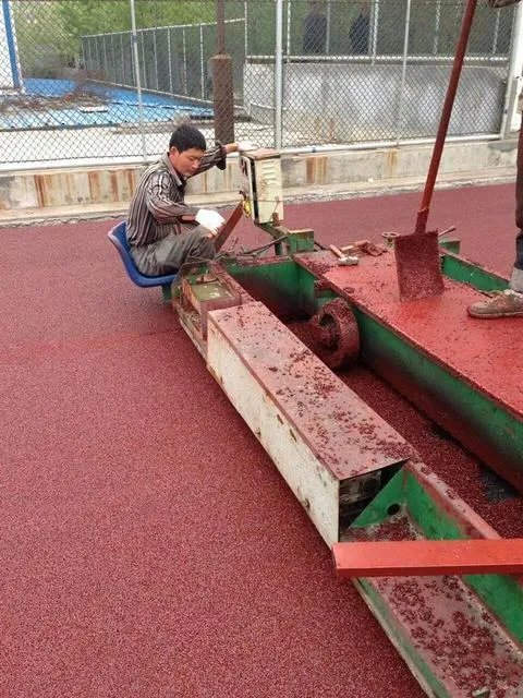 塑胶跑道是怎样施工铺设的