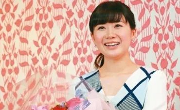 福原爱挺孕肚领奖 获得奖金500万日元