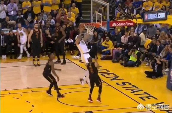库里传球给麦基，麦基无人防守面对篮筐，被篮筐盖下来，你怎么看？