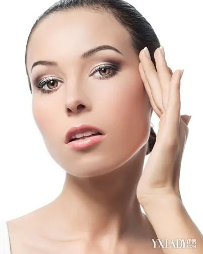 高圆圆获粉丝送花逆龄女神告诉你如何拥有好肌肤！