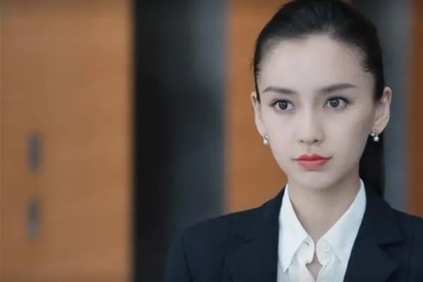 杨颖未P图公开，撞脸20岁的李冰冰，民族风红裙成“合影杀手”？