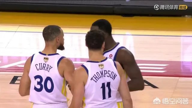 库里传球给麦基，麦基无人防守面对篮筐，被篮筐盖下来，你怎么看？