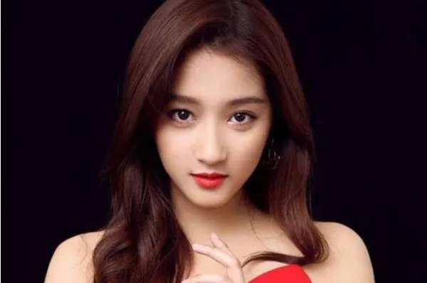 关晓彤晒出的小丑女造型，酷飒的晓彤hold住你了吗？