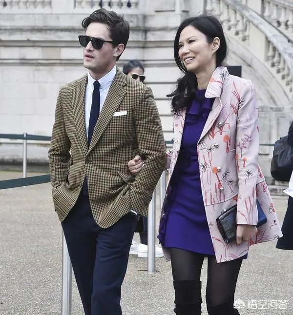 惨遭亿万富豪默多克起诉离婚后，邓文迪为何还能做社交女王？