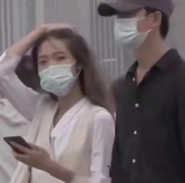 黄轩新恋情曝光，你希望明星隐藏恋情还是公布恋情？