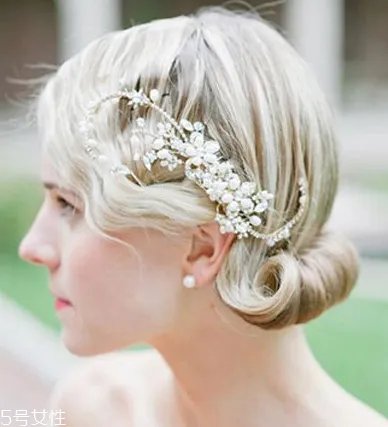 韩式女生短发扎法教程 百变发型扎法