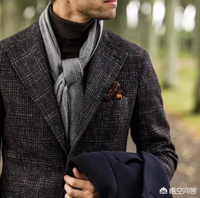 对于冬季流行的男士毛衣来说，如何穿出时尚的感觉？