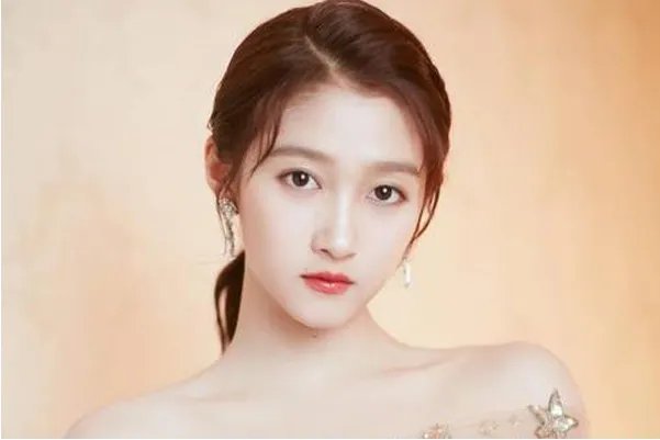 关晓彤晒出的小丑女造型，酷飒的晓彤hold住你了吗？