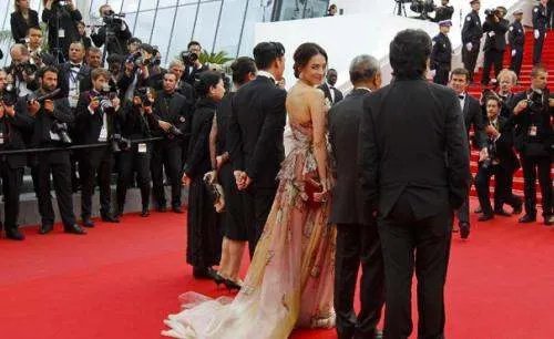 戛纳电影节开幕红毯跟闭幕式红毯区别