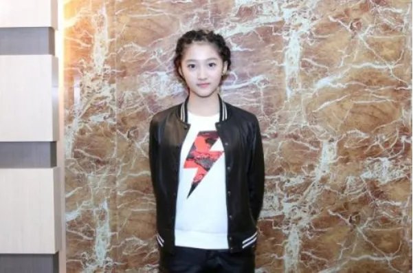 关晓彤晒出的小丑女造型，酷飒的晓彤hold住你了吗？