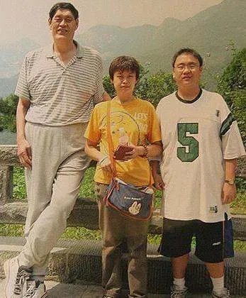 男篮巨人去世十年后，妻子气色变好，儿子1米8不搞体育，他是谁呢？