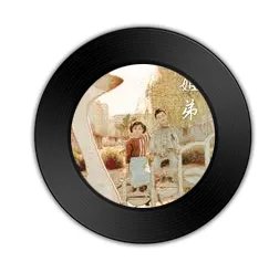 两个小女孩窃窃私语