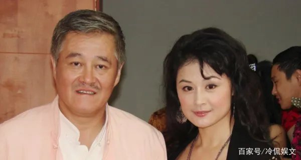 于月仙晒老公合影，现实的她气质高雅像个贵妇，她平时有多美？