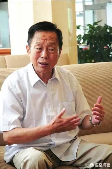 如何看待黄一鹤导演葬礼冷清的事实？