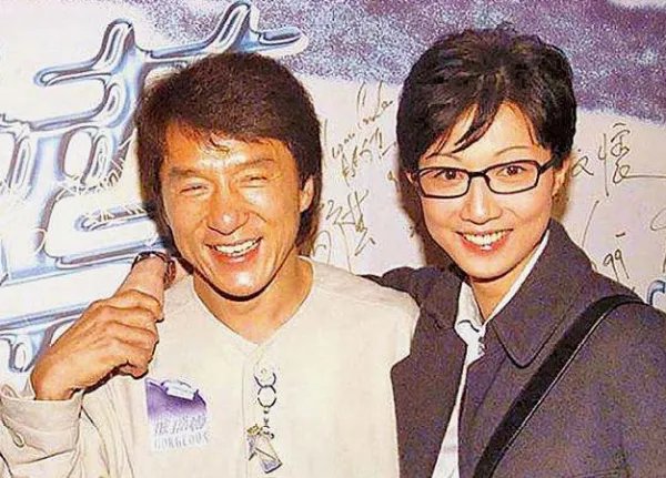 当年成龙的女儿“小龙女”被曝失踪是什么情况？