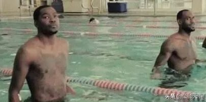 NBA有哪些球星游泳特别厉害？