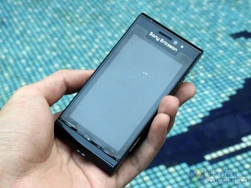 秒杀卡片机 索尼爱立信Satio高价再登场