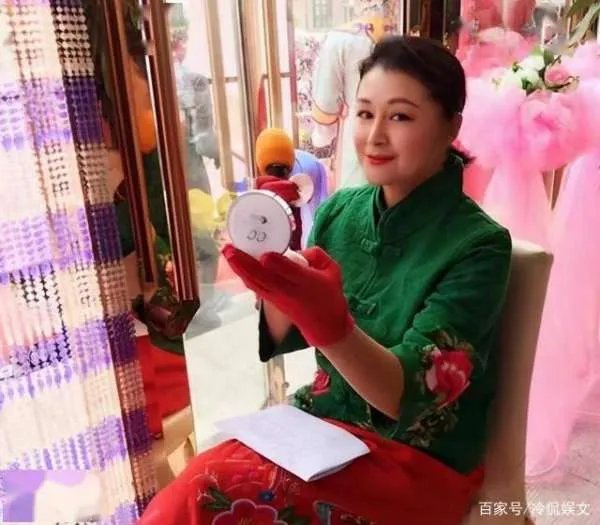 于月仙晒老公合影，现实的她气质高雅像个贵妇，她平时有多美？