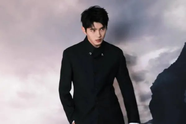 刘昊然打篮球被网友偶遇，身穿运动装少年感满满，你觉得他的演技如何？