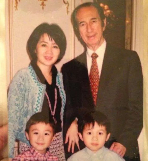 四太梁安琪年轻照流出，一头短发显清纯60岁依然美，你赞同吗？