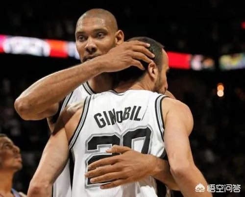 保罗被队友偷袭摸头杀，保罗脸色大变，塔克差点挨打，当时发生了什么？