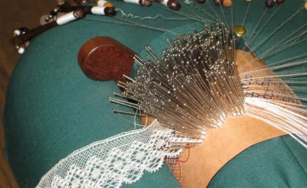 维多利亚女王：第一个穿着白色婚纱出嫁的新娘，拯救了霍尼顿蕾丝