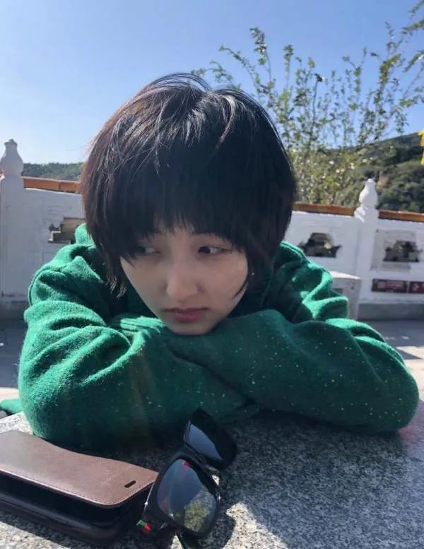 北电20级表演实验班合影，照片中都有哪些明星？