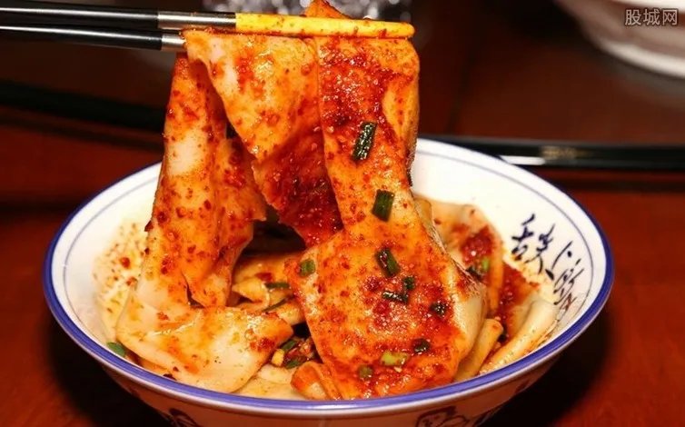 油泼面禁止泼油 老板：做好排污措施油泼面可以卖