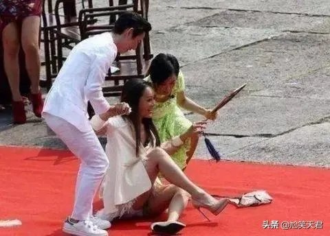 有哪些明星在走红毯时的尴尬事令你捧腹大笑？