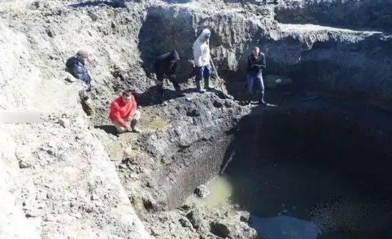 村民打水井挖到一石头！竟一夜暴富（组图）