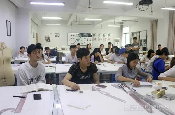 我想学服装设计，去哪学好