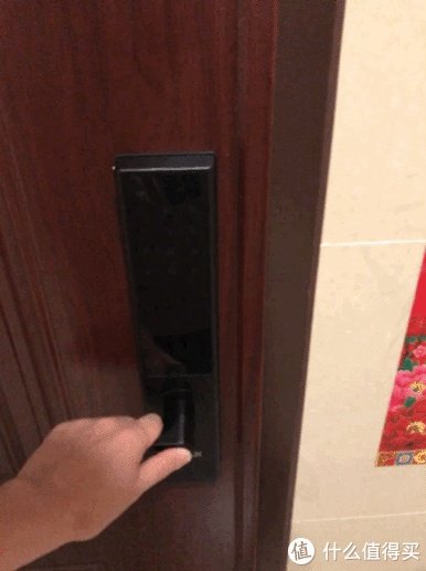 自然舒服的开锁方式，  鹿客智能指纹锁Classic版本