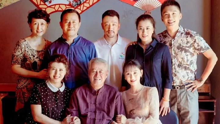 《刘老根4》预告片中疑似出现郑爽的镜头，身材高挑纤瘦，是没删干净吗？