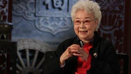 4位至亲人患癌离世，一生不拍广告，92岁田华为什么不敢退休？