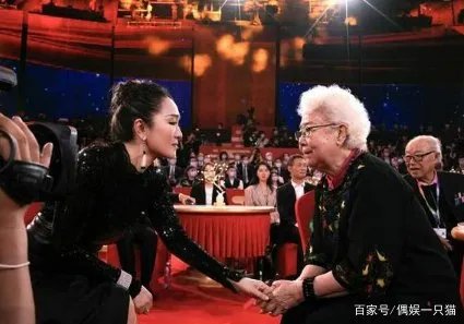 93岁田华北影节悼念去世演员，巩俐感动落泪，现场其他演员的情绪如何？