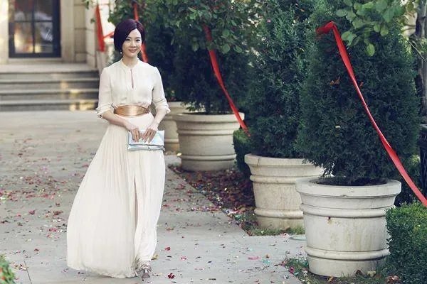 杨颖未P图公开，撞脸20岁的李冰冰，民族风红裙成“合影杀手”？