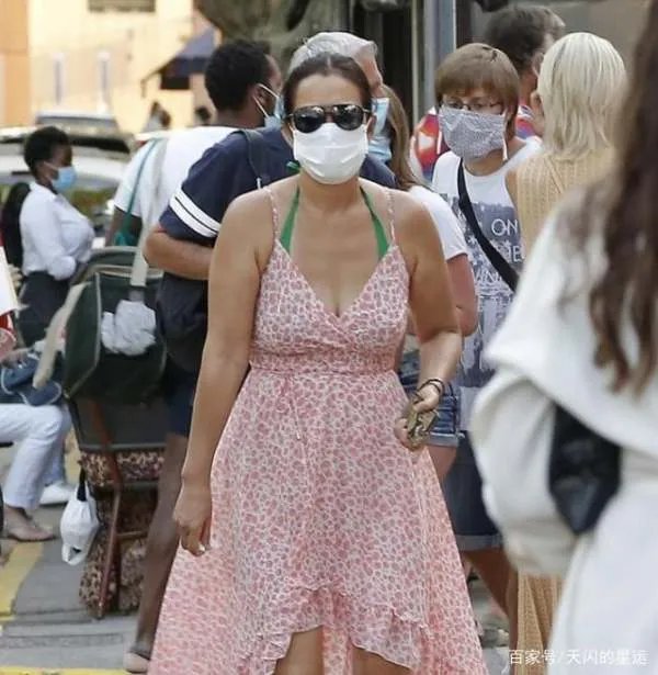 55岁巩俐和老公现身街头，身材发福，背部赘肉明显，巩皇也老了吗？