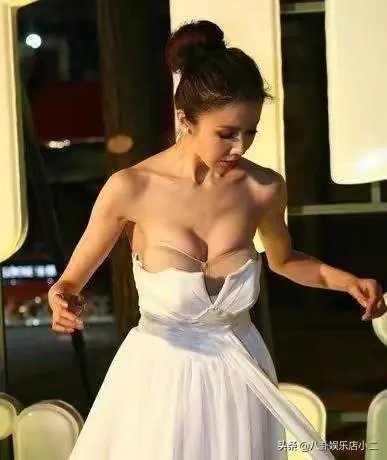 有哪些明星在走红毯时的尴尬事令你捧腹大笑？