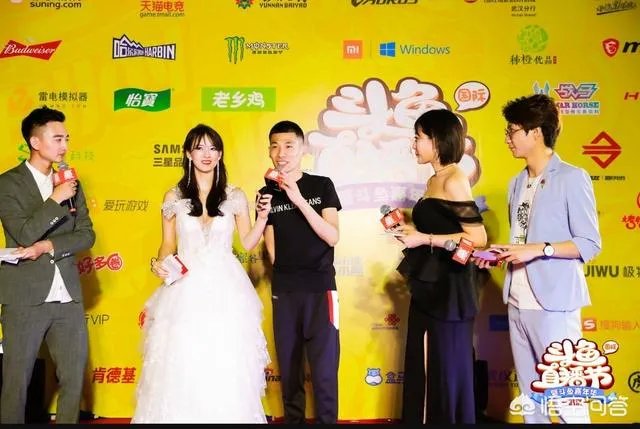 斗鱼嘉年华观众无心看女主播，只因女主持太吸睛，PDD眼都看直了，你觉得怎么样？