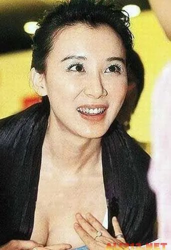 不乏大胆豪放 十大当众邀人摸胸的豪放女星